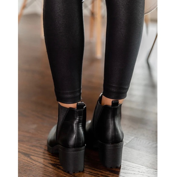 Black Stylish Chelsea Lug Sole Bootie - Picture 4 of 8